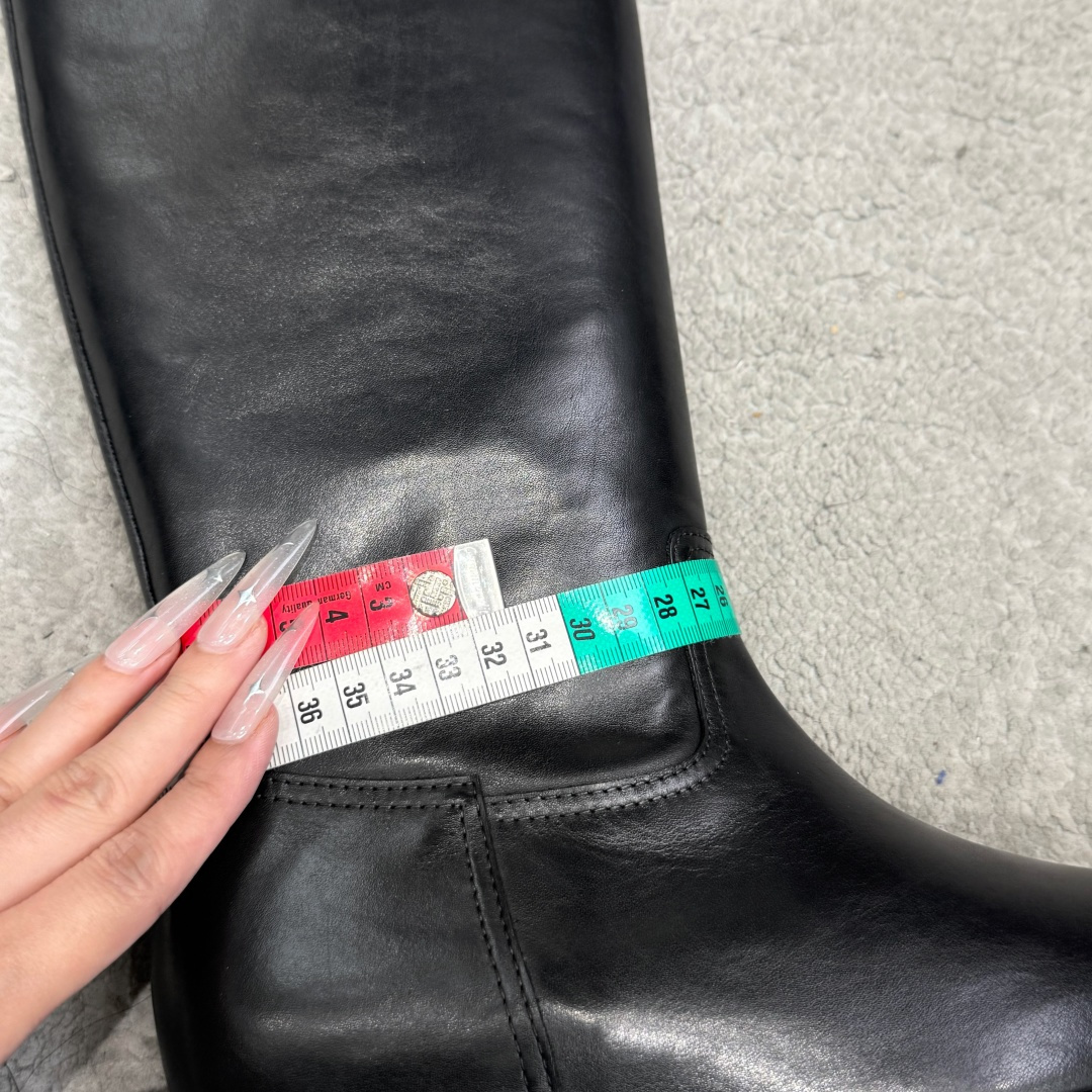 G127代购级别所见即所得Loro Piana 诺悠翩雅 LP 秋冬新款 Kilda踝靴侧拉链短靴 这款标志性踝靴采用打 G127代购级别所见即所得Loro Piana 诺悠翩雅 LP 秋冬新款 Kilda踝靴侧拉链短靴 这款标志性踝靴采用打