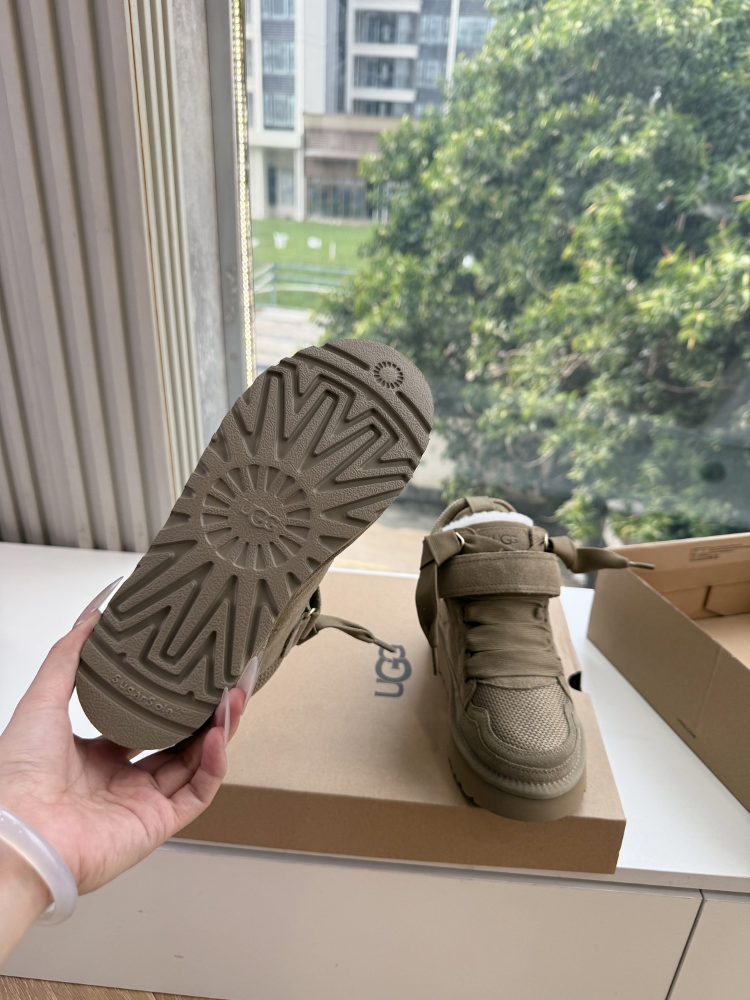 😀G127UGG顶级品质所见即所得UGG秋冬新款系列棉鞋雪地靴棉鞋作为的领军品牌，这双新款同样延续了其一贯的舒适理念，穿