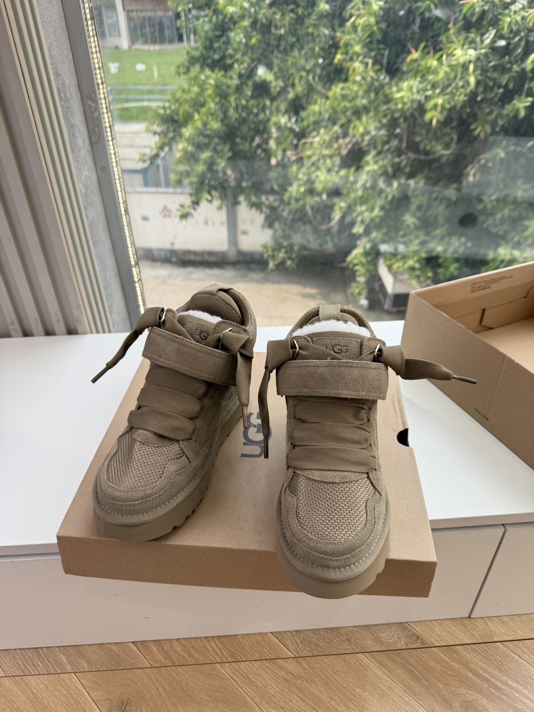 😀G127UGG顶级品质所见即所得UGG秋冬新款系列棉鞋雪地靴棉鞋作为的领军品牌，这双新款同样延续了其一贯的舒适理念，穿