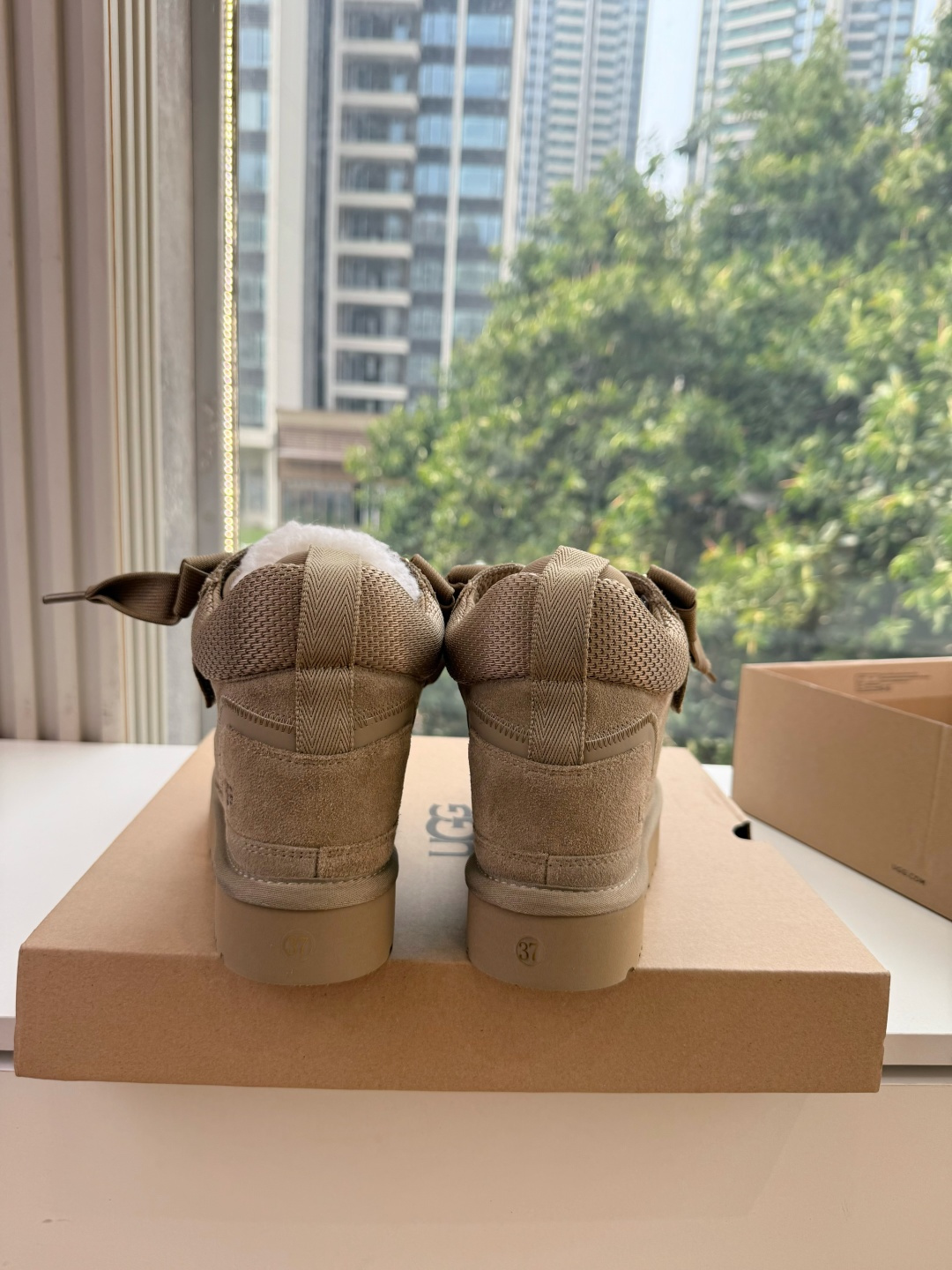 😀G127UGG顶级品质所见即所得UGG秋冬新款系列棉鞋雪地靴棉鞋作为的领军品牌，这双新款同样延续了其一贯的舒适理念，穿