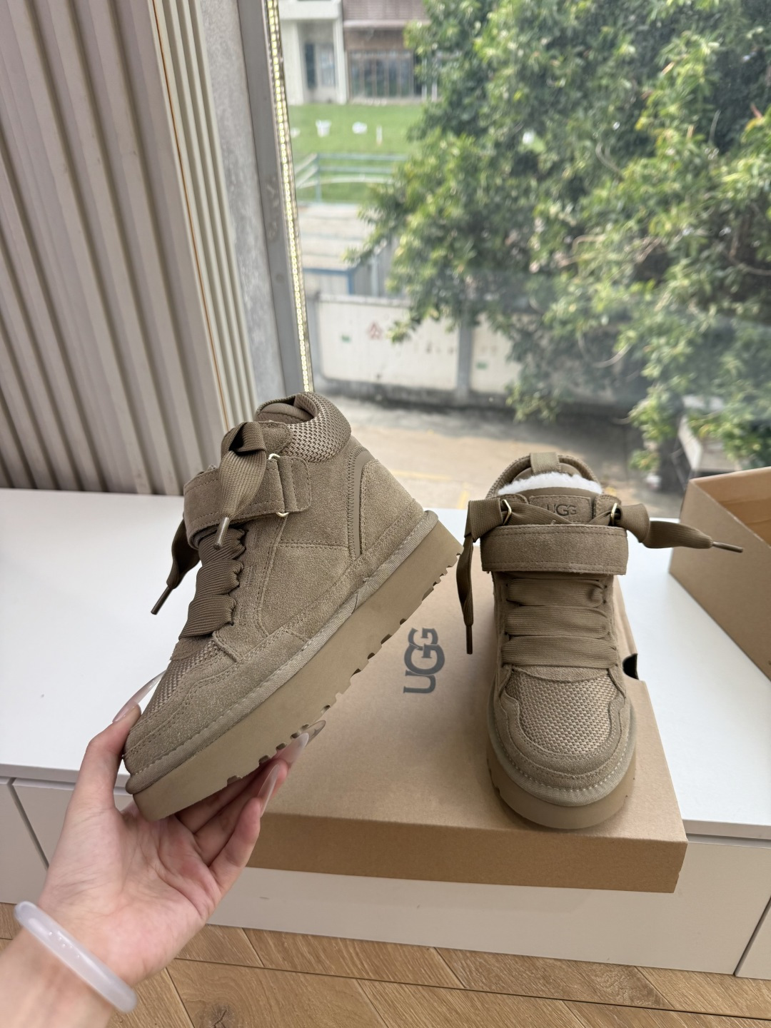 😀G127UGG顶级品质所见即所得UGG秋冬新款系列棉鞋雪地靴棉鞋作为的领军品牌，这双新款同样延续了其一贯的舒适理念，穿