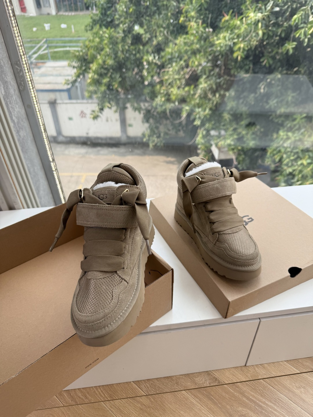 😀G127UGG顶级品质所见即所得UGG秋冬新款系列棉鞋雪地靴棉鞋作为的领军品牌，这双新款同样延续了其一贯的舒适理念，穿