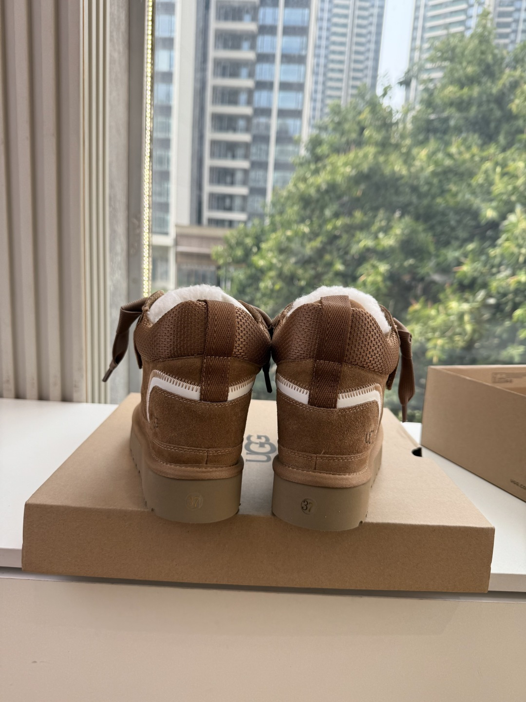 😀G127UGG顶级品质所见即所得UGG秋冬新款系列棉鞋雪地靴棉鞋作为的领军品牌，这双新款同样延续了其一贯的舒适理念，穿