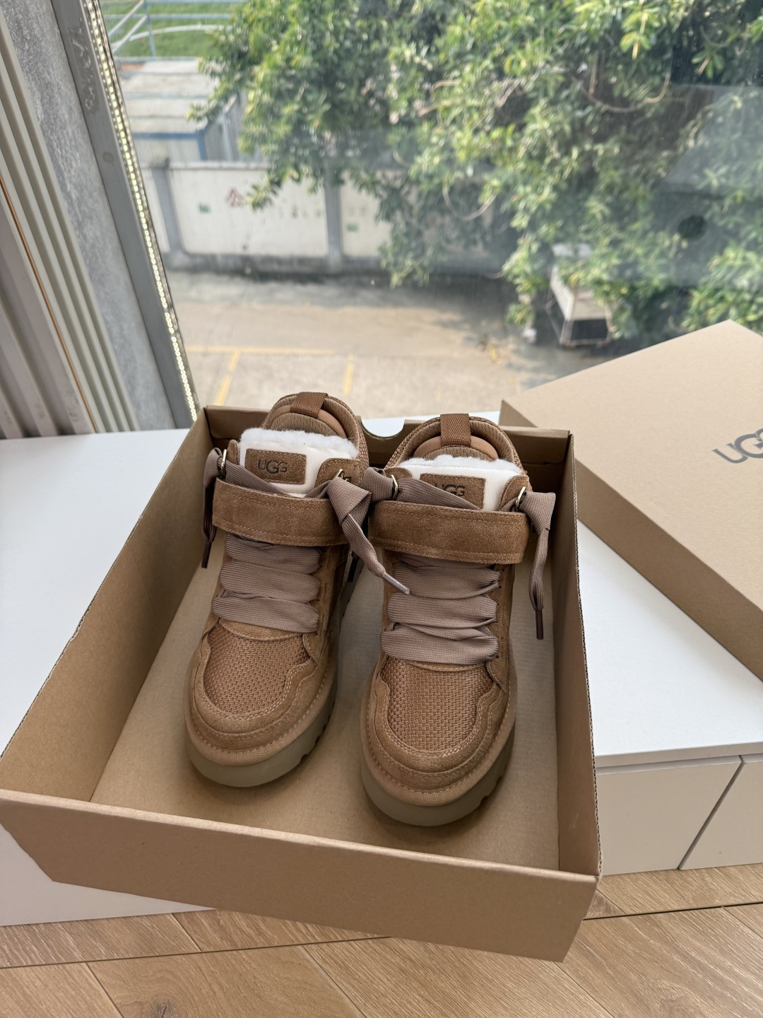 😀G127UGG顶级品质所见即所得UGG秋冬新款系列棉鞋雪地靴棉鞋作为的领军品牌，这双新款同样延续了其一贯的舒适理念，穿