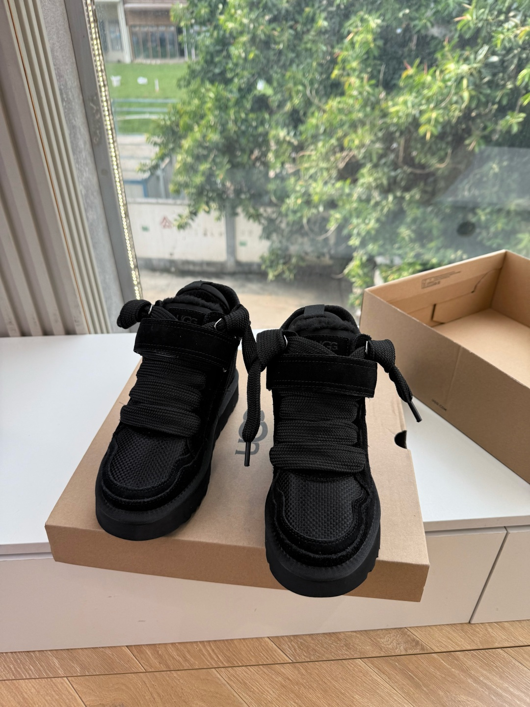 😀G127UGG顶级品质所见即所得UGG秋冬新款系列棉鞋雪地靴棉鞋作为的领军品牌，这双新款同样延续了其一贯的舒适理念，穿