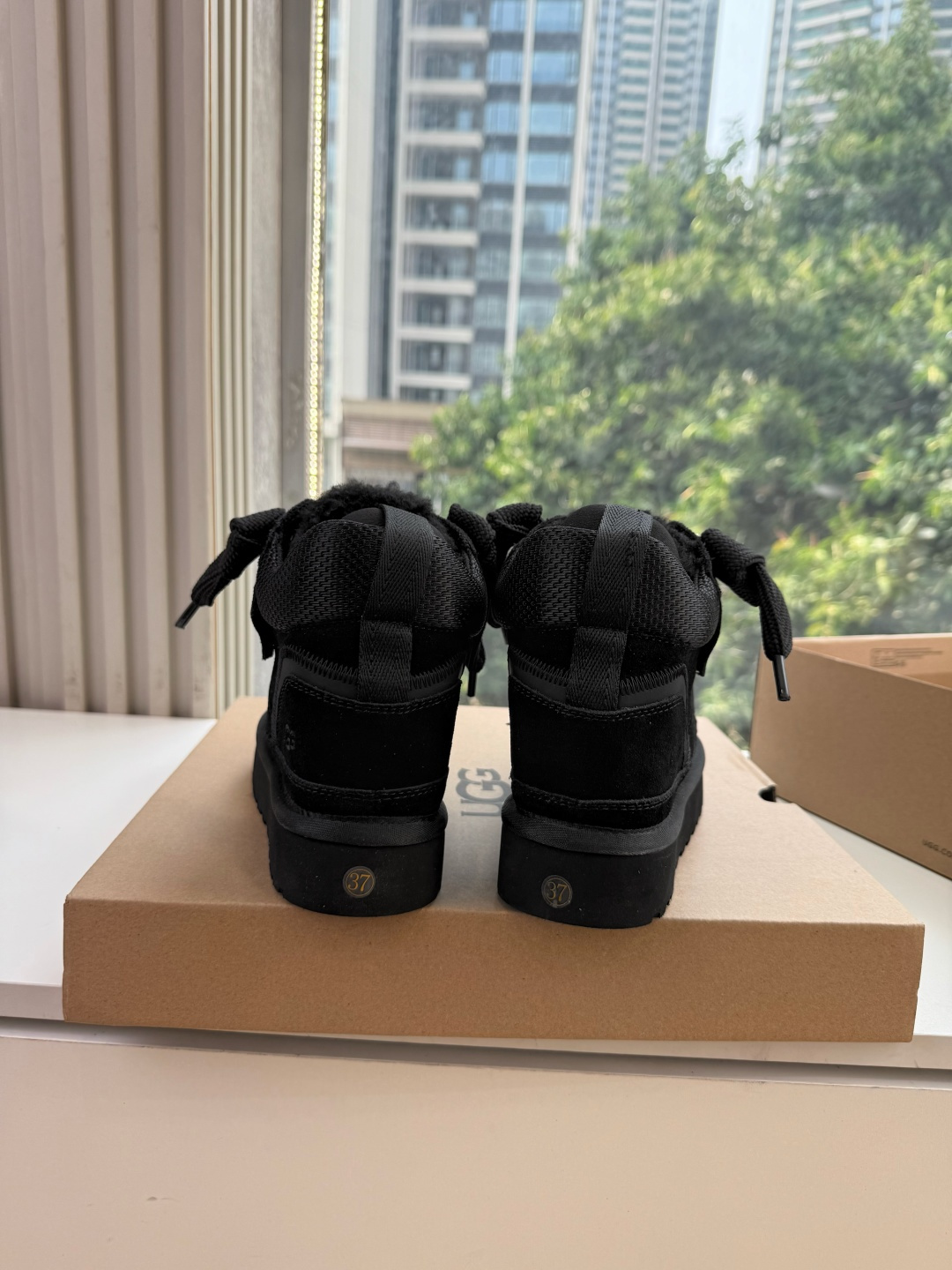 😀G127UGG顶级品质所见即所得UGG秋冬新款系列棉鞋雪地靴棉鞋作为的领军品牌，这双新款同样延续了其一贯的舒适理念，穿