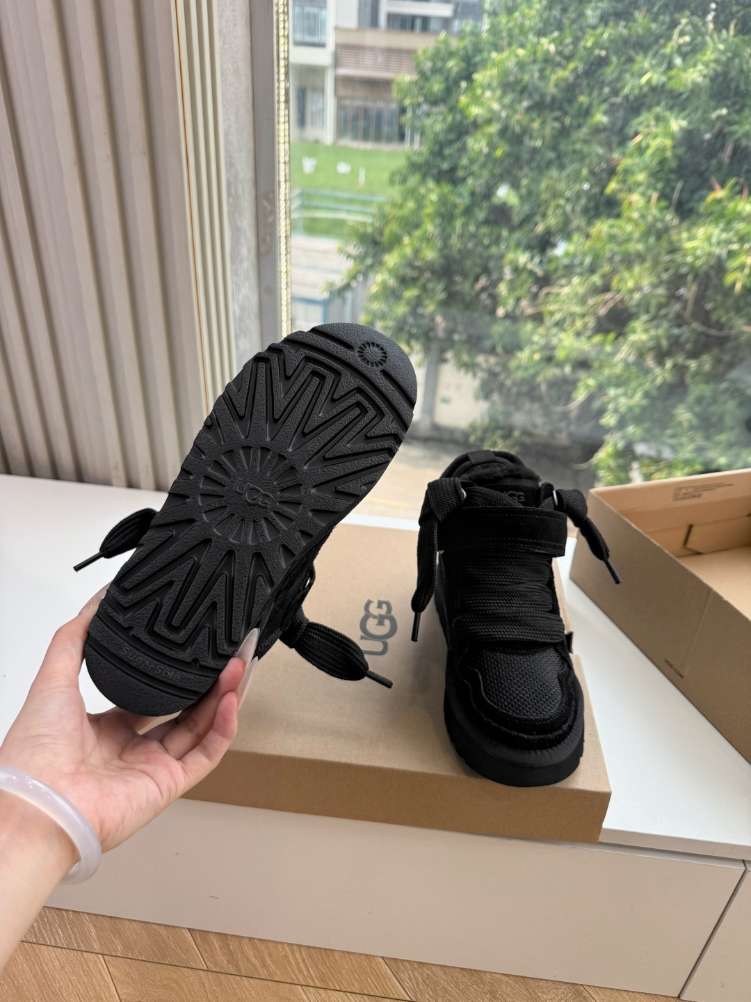 😀G127UGG顶级品质所见即所得UGG秋冬新款系列棉鞋雪地靴棉鞋作为的领军品牌，这双新款同样延续了其一贯的舒适理念，穿