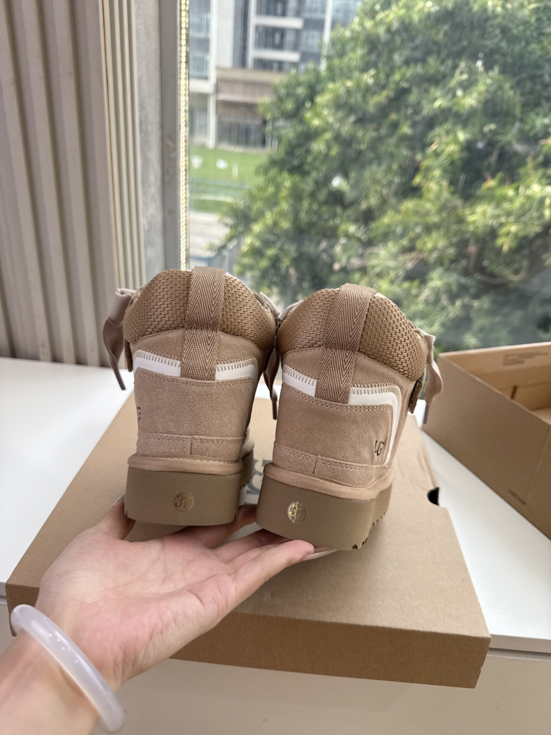 😀G127UGG顶级品质所见即所得UGG秋冬新款系列棉鞋雪地靴棉鞋作为的领军品牌，这双新款同样延续了其一贯的舒适理念，穿