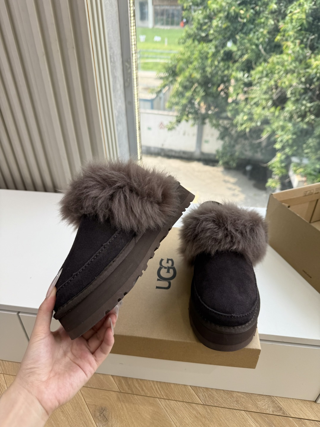 😀G026UGG秋冬新款系列棉鞋雪地靴棉鞋作为的领军品牌，这双新款同样延续了其一贯的舒适理念，穿在脚上轻盈自在，仿佛踩在