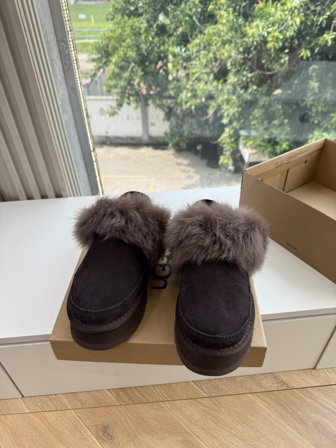 😀G026UGG秋冬新款系列棉鞋雪地靴棉鞋作为的领军品牌，这双新款同样延续了其一贯的舒适理念，穿在脚上轻盈自在，仿佛踩在