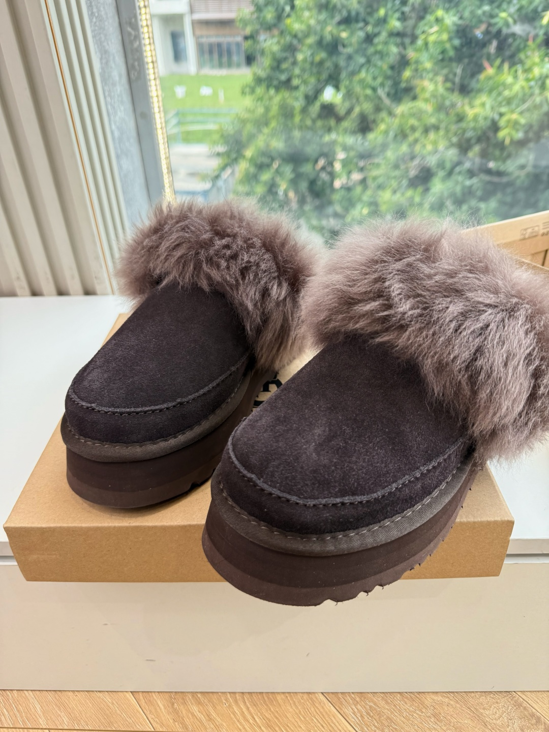 😀G026UGG秋冬新款系列棉鞋雪地靴棉鞋作为的领军品牌，这双新款同样延续了其一贯的舒适理念，穿在脚上轻盈自在，仿佛踩在