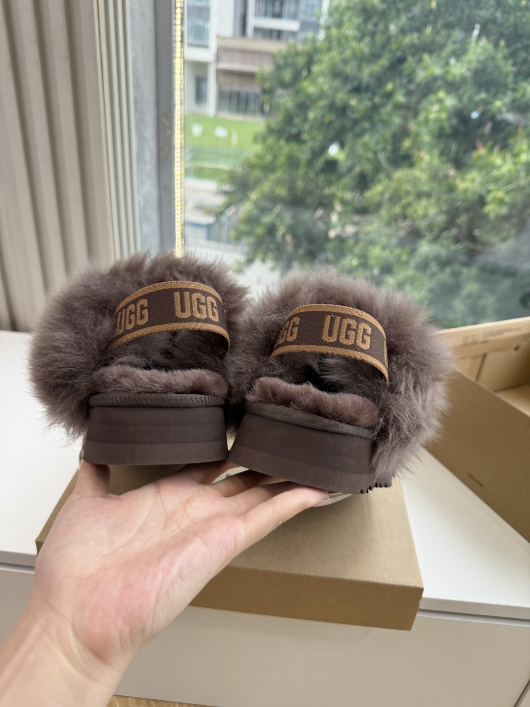 😀G026UGG秋冬新款系列棉鞋雪地靴棉鞋作为的领军品牌，这双新款同样延续了其一贯的舒适理念，穿在脚上轻盈自在，仿佛踩在