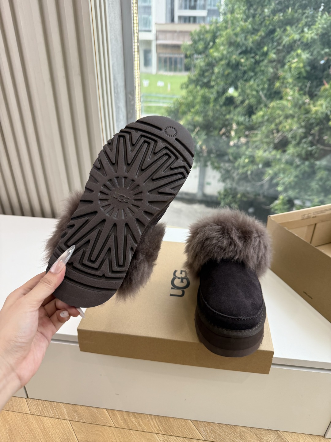 😀G026UGG秋冬新款系列棉鞋雪地靴棉鞋作为的领军品牌，这双新款同样延续了其一贯的舒适理念，穿在脚上轻盈自在，仿佛踩在