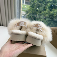 😀G026UGG秋冬新款系列棉鞋雪地靴棉鞋作为的领军品牌,这双新款同样延续了其一贯的舒适理念,穿在脚上轻盈自在,仿佛踩在 😀G026UGG秋冬新款系列棉鞋雪地靴棉鞋作为的领军品牌,这双新款同样延续了其一贯的舒适理念,穿在脚上轻盈自在,仿佛踩在