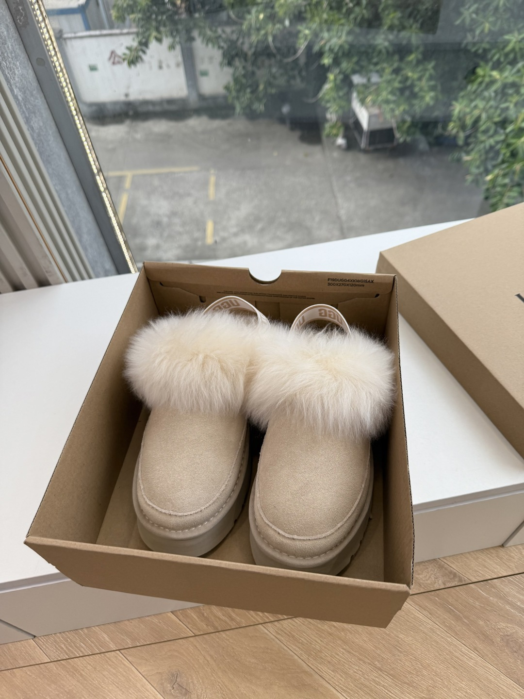 😀G026UGG秋冬新款系列棉鞋雪地靴棉鞋作为的领军品牌,这双新款同样延续了其一贯的舒适理念,穿在脚上轻盈自在,仿佛踩在 😀G026UGG秋冬新款系列棉鞋雪地靴棉鞋作为的领军品牌,这双新款同样延续了其一贯的舒适理念,穿在脚上轻盈自在,仿佛踩在