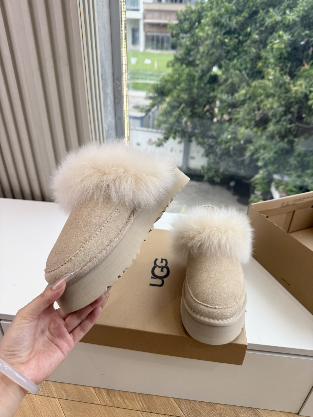 😀G026UGG秋冬新款系列棉鞋雪地靴棉鞋作为的领军品牌,这双新款同样延续了其一贯的舒适理念,穿在脚上轻盈自在,仿佛踩在 😀G026UGG秋冬新款系列棉鞋雪地靴棉鞋作为的领军品牌,这双新款同样延续了其一贯的舒适理念,穿在脚上轻盈自在,仿佛踩在