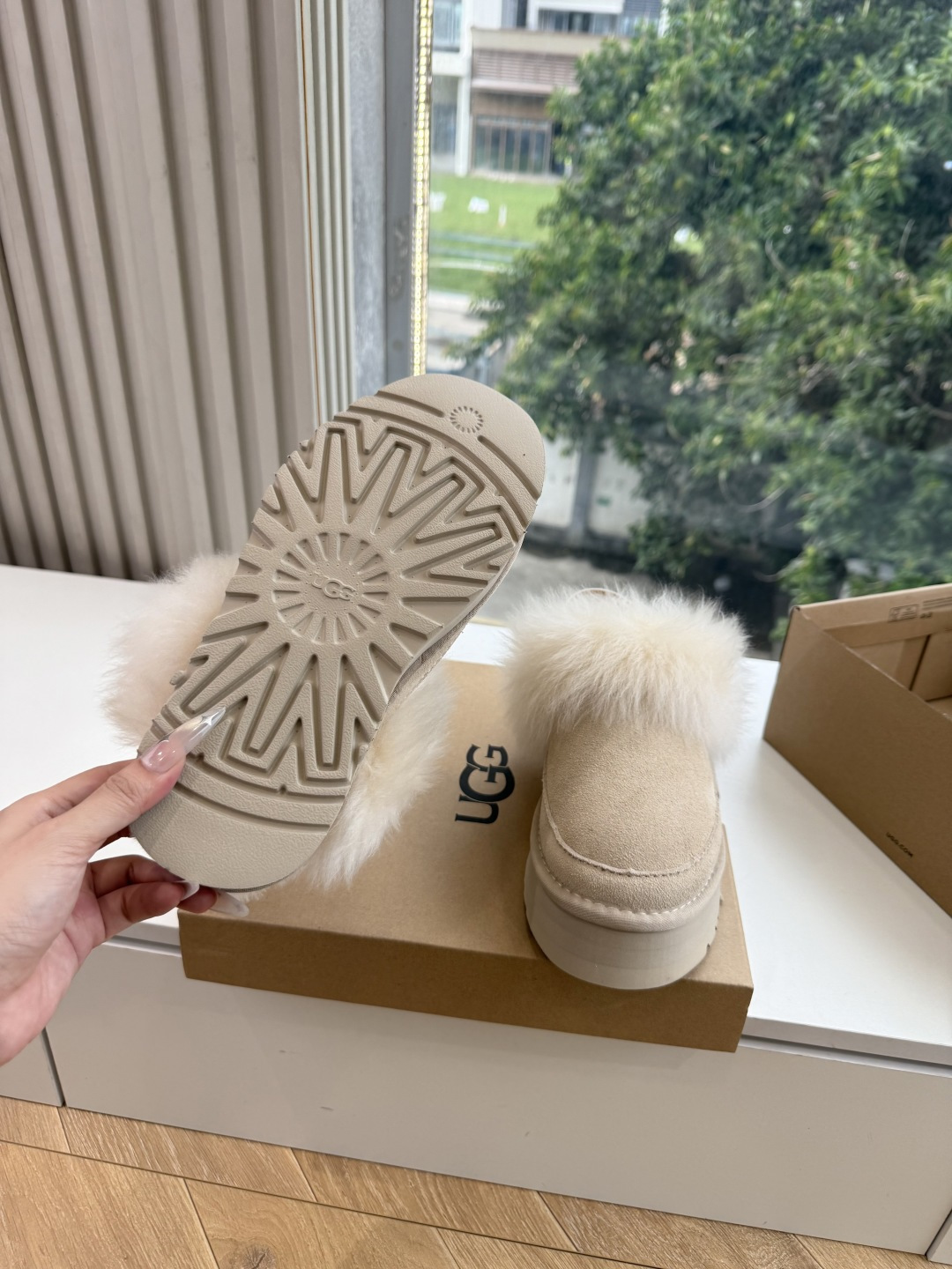 😀G026UGG秋冬新款系列棉鞋雪地靴棉鞋作为的领军品牌,这双新款同样延续了其一贯的舒适理念,穿在脚上轻盈自在,仿佛踩在 😀G026UGG秋冬新款系列棉鞋雪地靴棉鞋作为的领军品牌,这双新款同样延续了其一贯的舒适理念,穿在脚上轻盈自在,仿佛踩在