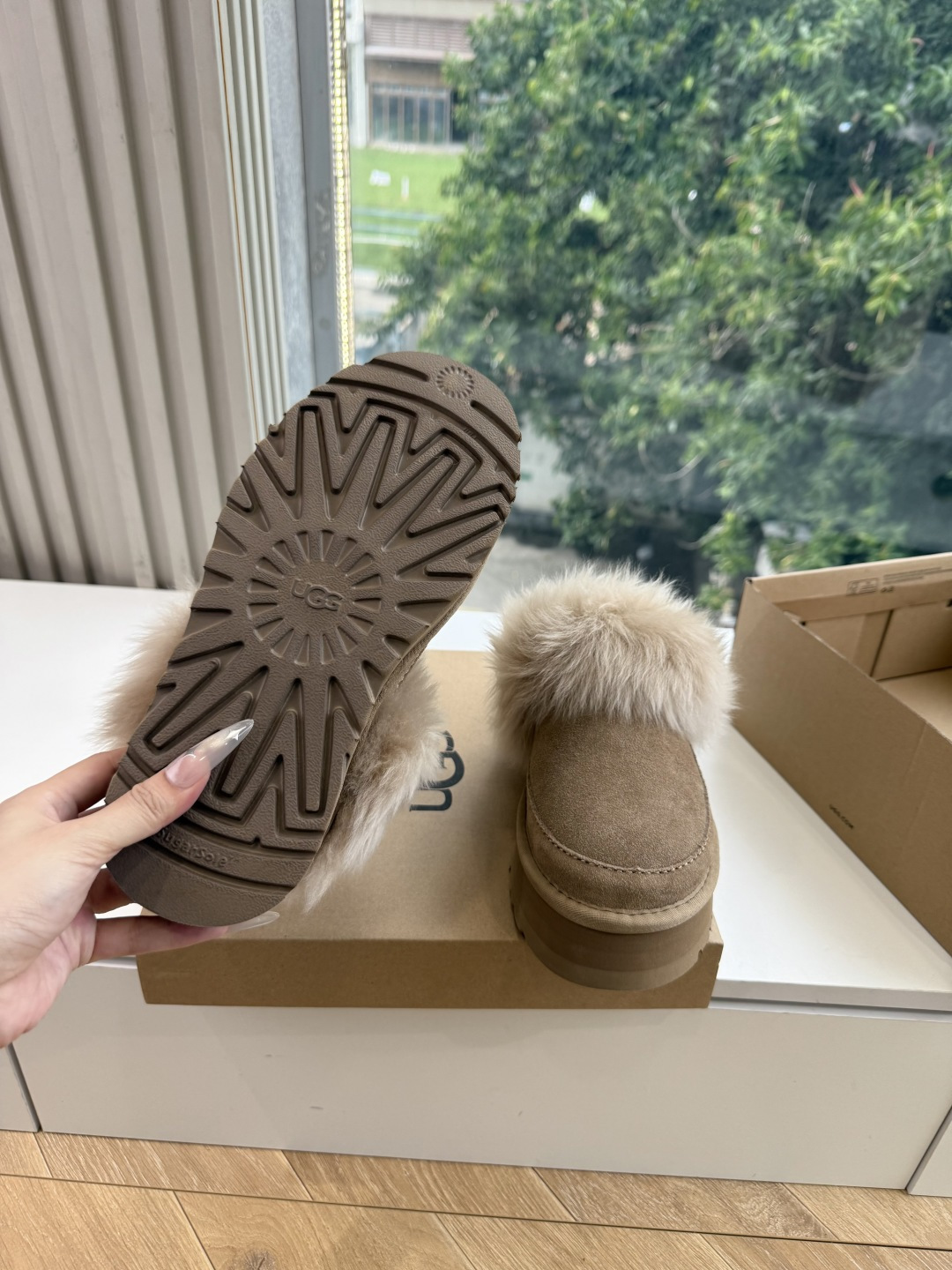 😀G026UGG秋冬新款系列棉鞋雪地靴棉鞋作为的领军品牌，这双新款同样延续了其一贯的舒适理念，穿在脚上轻盈自在，仿佛踩在