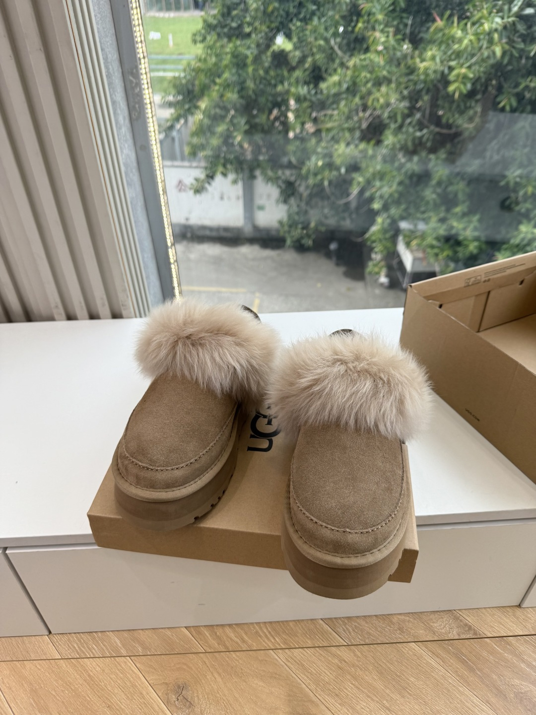 😀G026UGG秋冬新款系列棉鞋雪地靴棉鞋作为的领军品牌，这双新款同样延续了其一贯的舒适理念，穿在脚上轻盈自在，仿佛踩在
