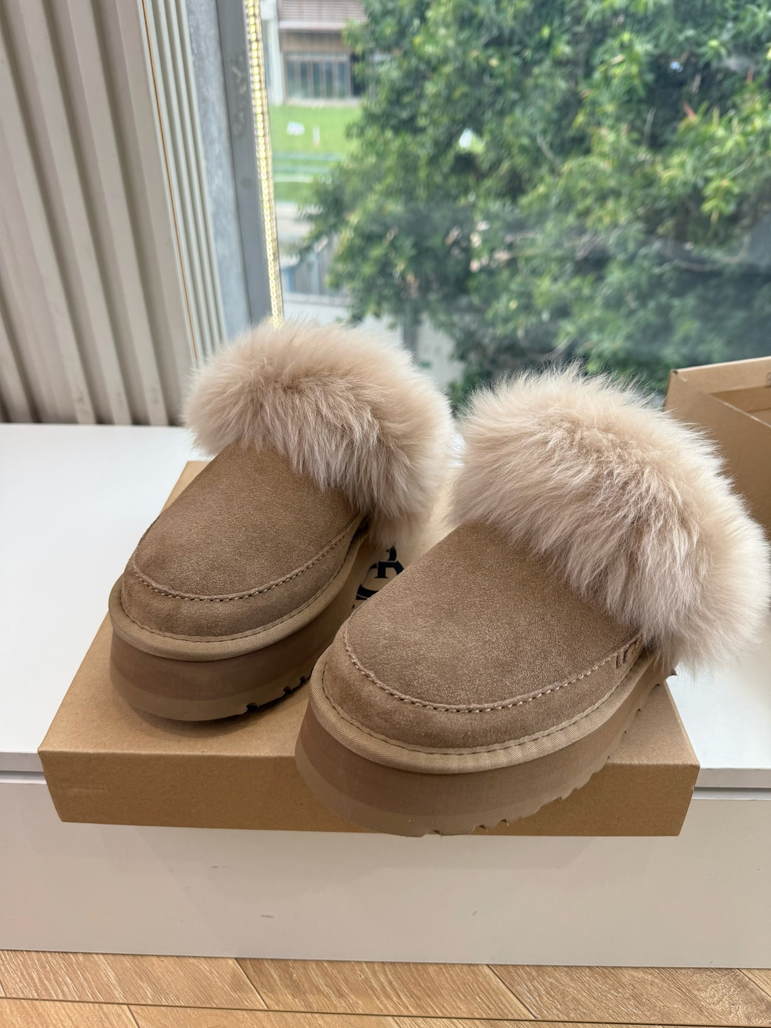 😀G026UGG秋冬新款系列棉鞋雪地靴棉鞋作为的领军品牌，这双新款同样延续了其一贯的舒适理念，穿在脚上轻盈自在，仿佛踩在