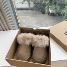 😀G026UGG秋冬新款系列棉鞋雪地靴棉鞋作为的领军品牌,这双新款同样延续了其一贯的舒适理念,穿在脚上轻盈自在,仿佛踩在 😀G026UGG秋冬新款系列棉鞋雪地靴棉鞋作为的领军品牌,这双新款同样延续了其一贯的舒适理念,穿在脚上轻盈自在,仿佛踩在