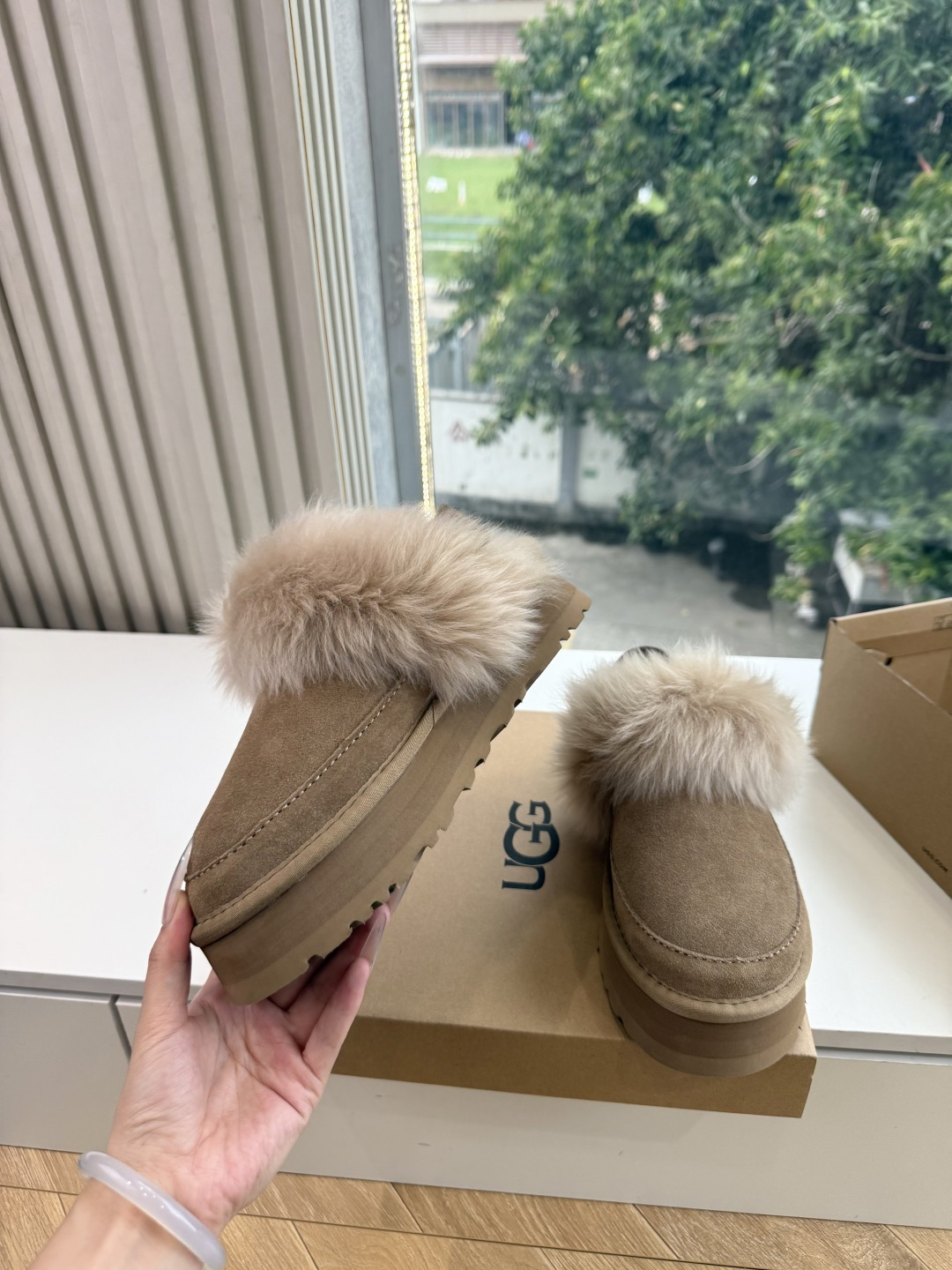 😀G026UGG秋冬新款系列棉鞋雪地靴棉鞋作为的领军品牌，这双新款同样延续了其一贯的舒适理念，穿在脚上轻盈自在，仿佛踩在