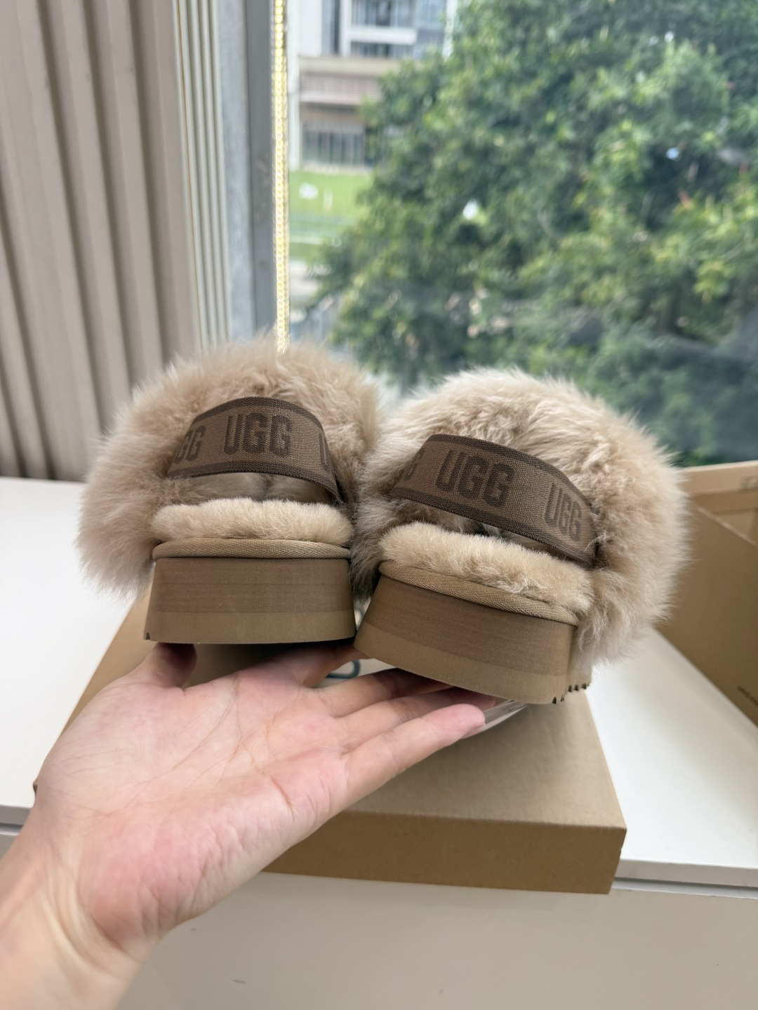 😀G026UGG秋冬新款系列棉鞋雪地靴棉鞋作为的领军品牌，这双新款同样延续了其一贯的舒适理念，穿在脚上轻盈自在，仿佛踩在