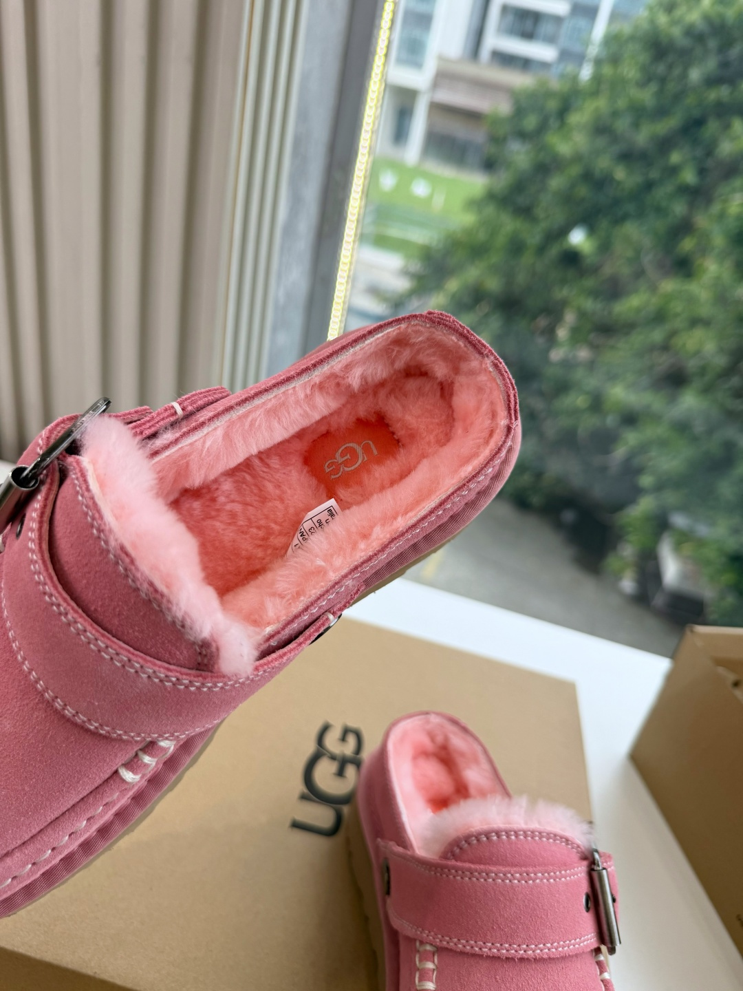 😀G026UGG秋冬新款系列棉鞋雪地靴棉鞋作为的领军品牌，这双新款同样延续了其一贯的舒适理念，穿在脚上轻盈自在，仿佛踩在