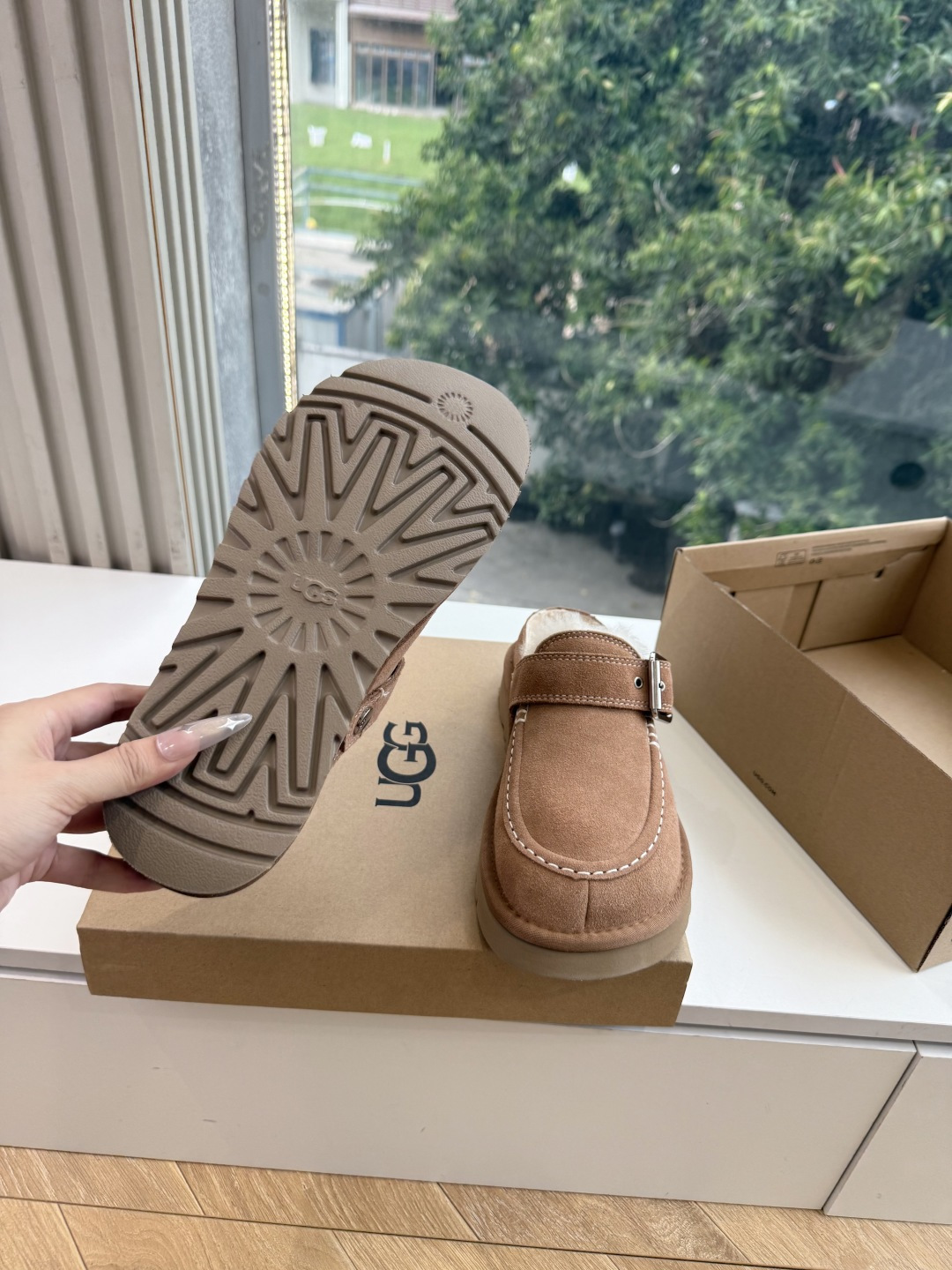 😀G026UGG秋冬新款系列棉鞋雪地靴棉鞋作为的领军品牌，这双新款同样延续了其一贯的舒适理念，穿在脚上轻盈自在，仿佛踩在