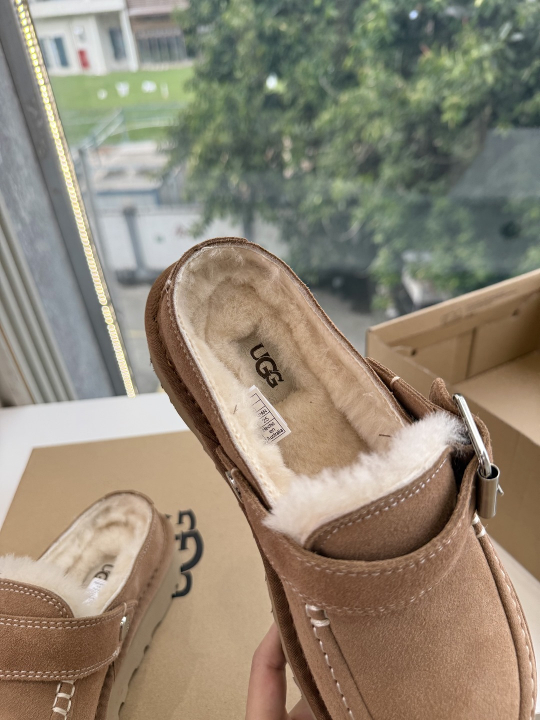 😀G026UGG秋冬新款系列棉鞋雪地靴棉鞋作为的领军品牌，这双新款同样延续了其一贯的舒适理念，穿在脚上轻盈自在，仿佛踩在