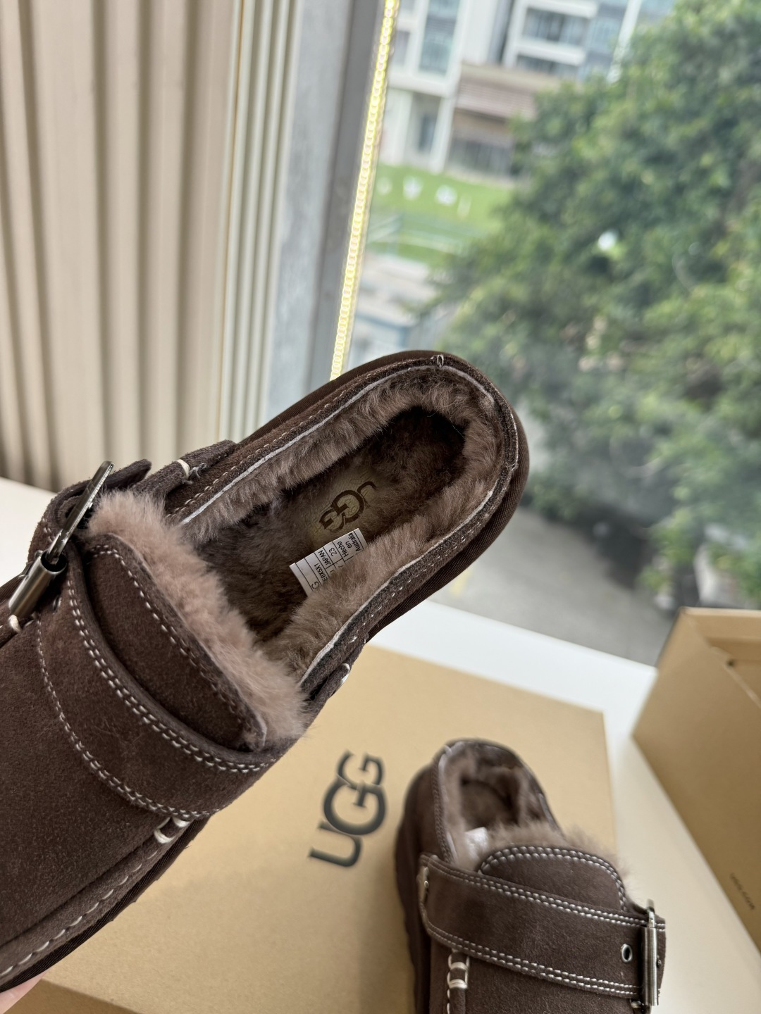 😀G026UGG秋冬新款系列棉鞋雪地靴棉鞋作为的领军品牌，这双新款同样延续了其一贯的舒适理念，穿在脚上轻盈自在，仿佛踩在