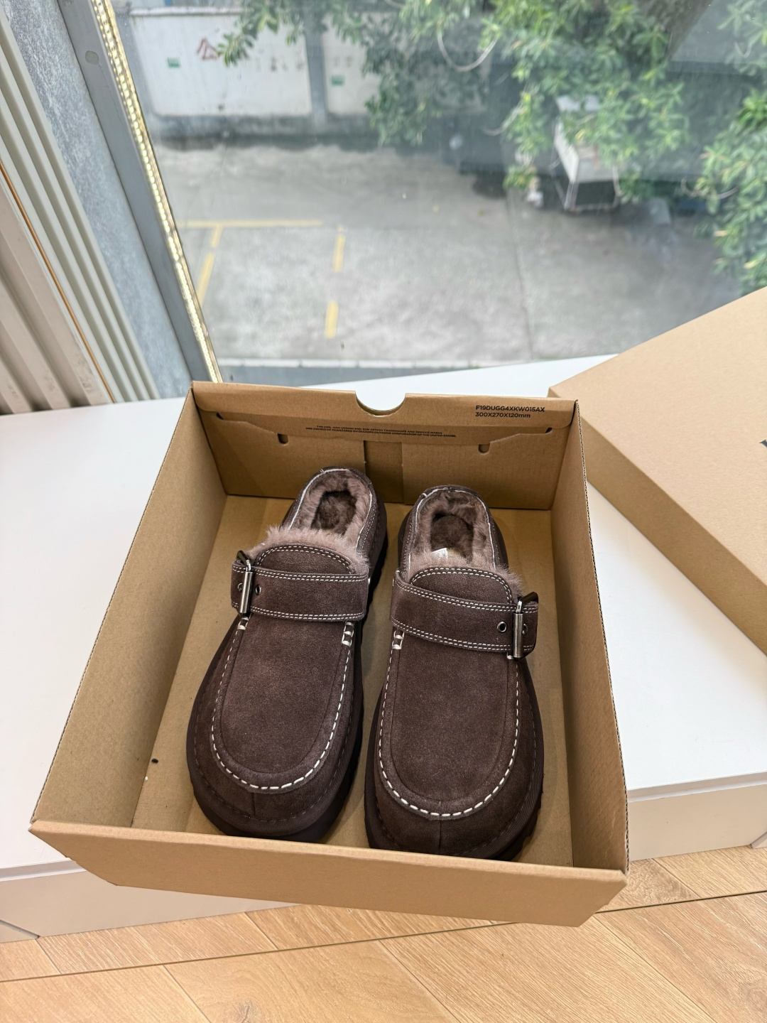 😀G026UGG秋冬新款系列棉鞋雪地靴棉鞋作为的领军品牌，这双新款同样延续了其一贯的舒适理念，穿在脚上轻盈自在，仿佛踩在