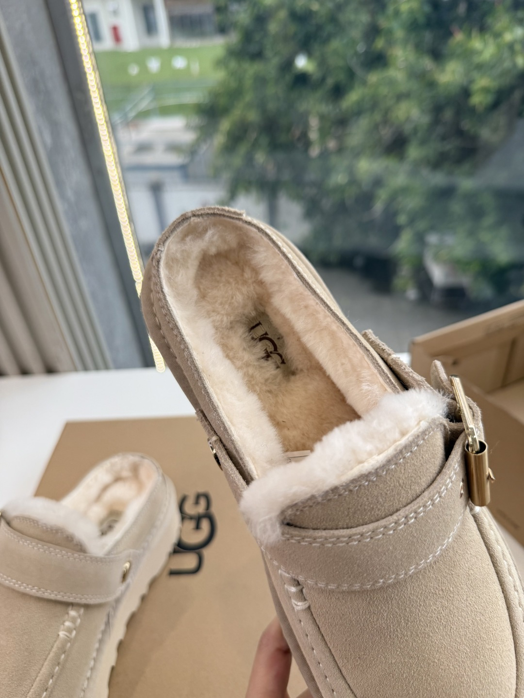 😀G026UGG秋冬新款系列棉鞋雪地靴棉鞋作为的领军品牌，这双新款同样延续了其一贯的舒适理念，穿在脚上轻盈自在，仿佛踩在