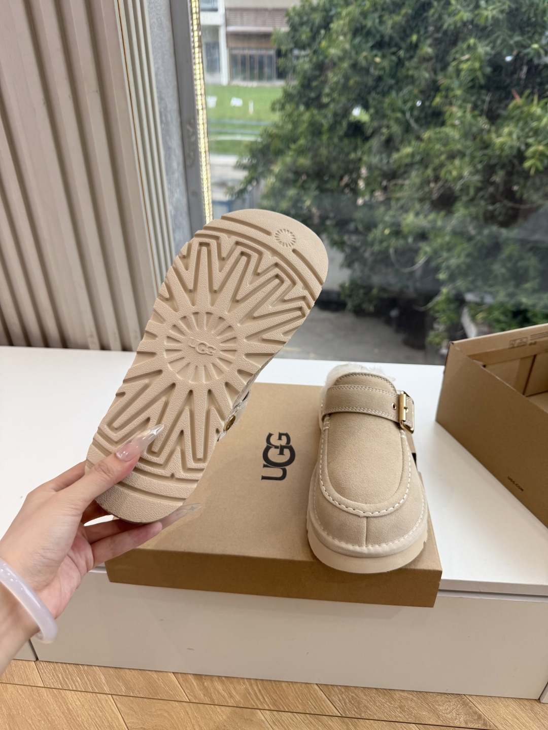 😀G026UGG秋冬新款系列棉鞋雪地靴棉鞋作为的领军品牌，这双新款同样延续了其一贯的舒适理念，穿在脚上轻盈自在，仿佛踩在