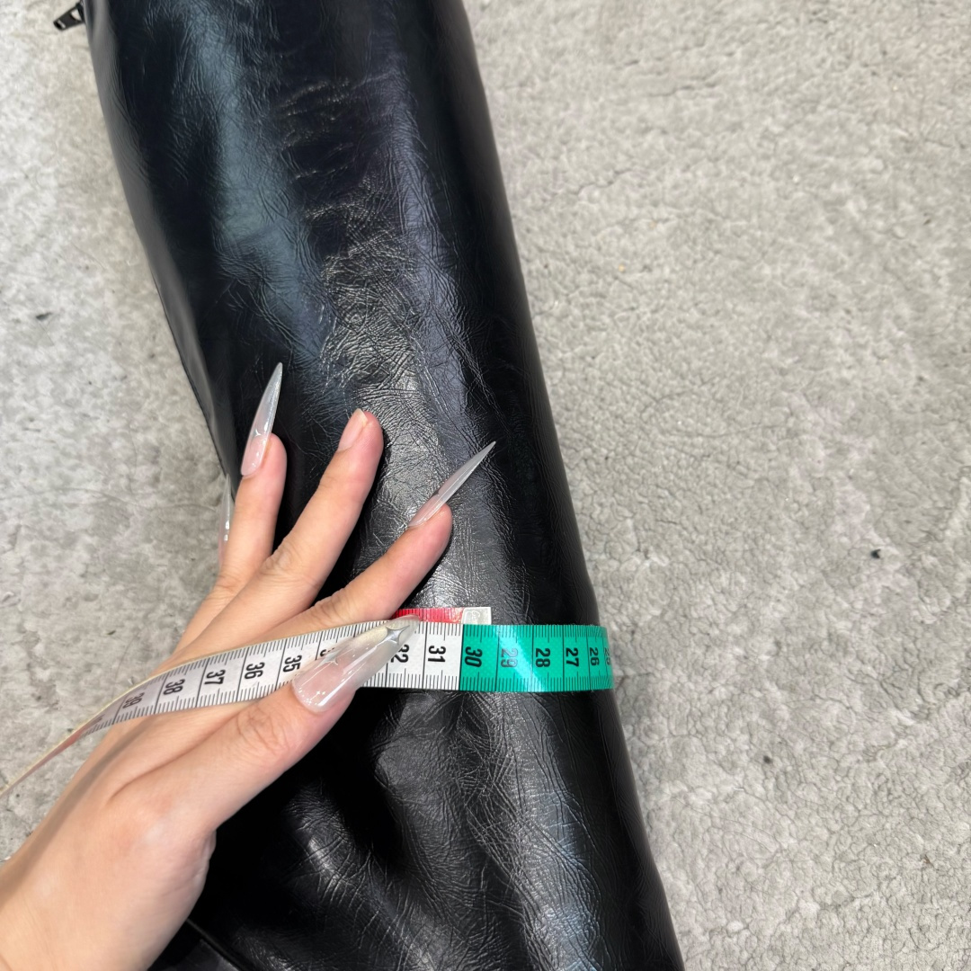 G679所见即所得The ro*新款平底切尔西皱皱靴很少会看到一款会做到这么精细、而且对脚的包容性特别强，把脚型修饰得妥