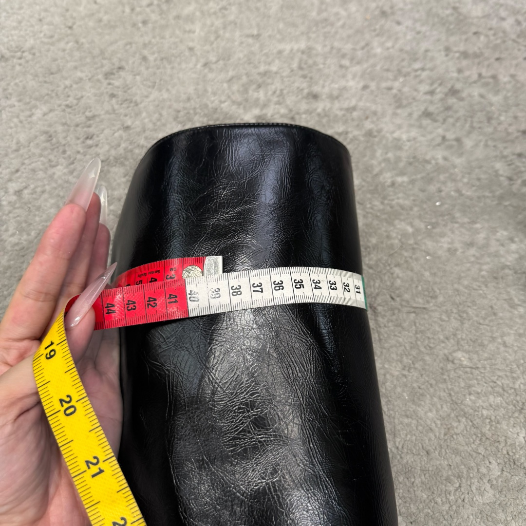 G679所见即所得The ro*新款平底切尔西皱皱靴很少会看到一款会做到这么精细、而且对脚的包容性特别强，把脚型修饰得妥