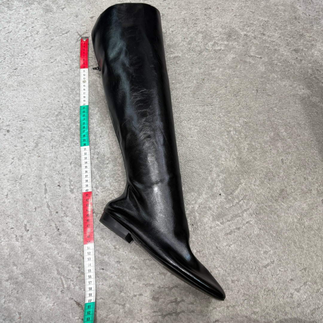 G679所见即所得The ro*新款平底切尔西皱皱靴很少会看到一款会做到这么精细、而且对脚的包容性特别强，把脚型修饰得妥