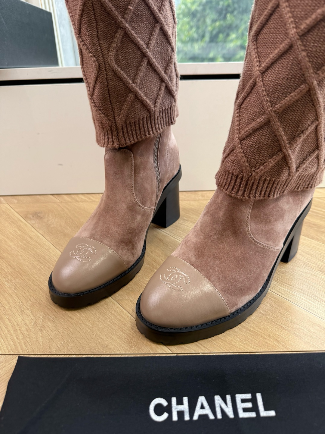 G012😀CHANEL香奈儿*小香秋冬新款毛线针织骑士靴库靴这款骑士靴真的是帅气时尚的代表马丁靴骑士靴靴筒Chanel字