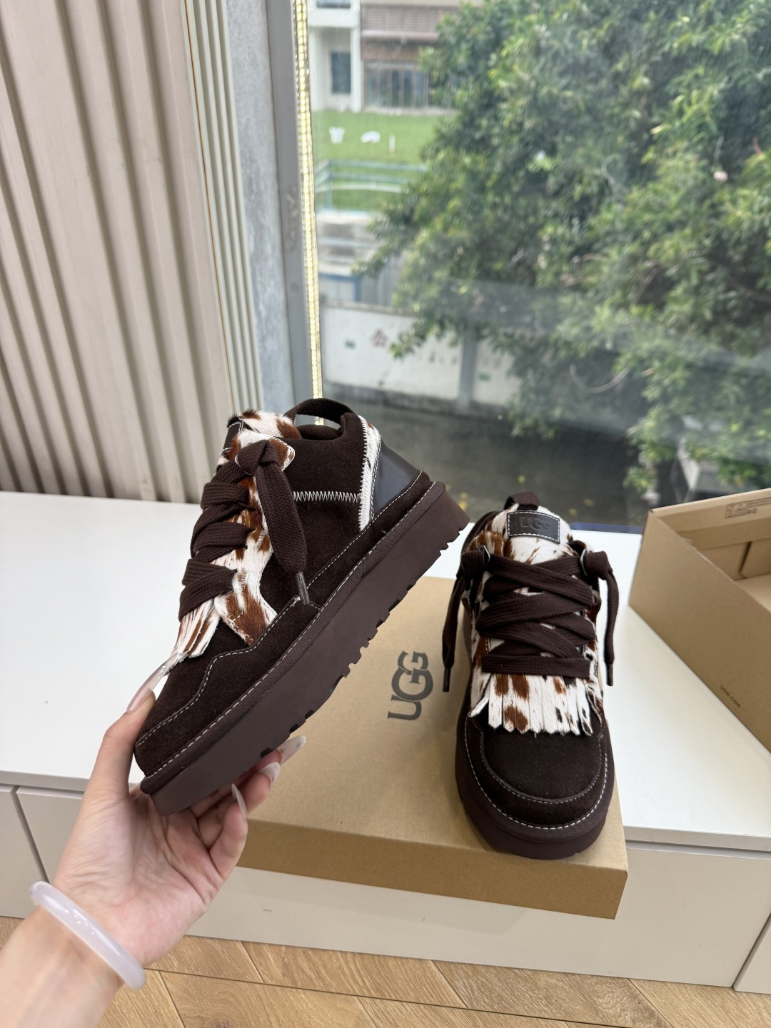 😀G127UGG顶级品质所见即所得UGG秋冬新款系列棉鞋雪地靴棉鞋作为的领军品牌，这双新款同样延续了其一贯的舒适理念，穿