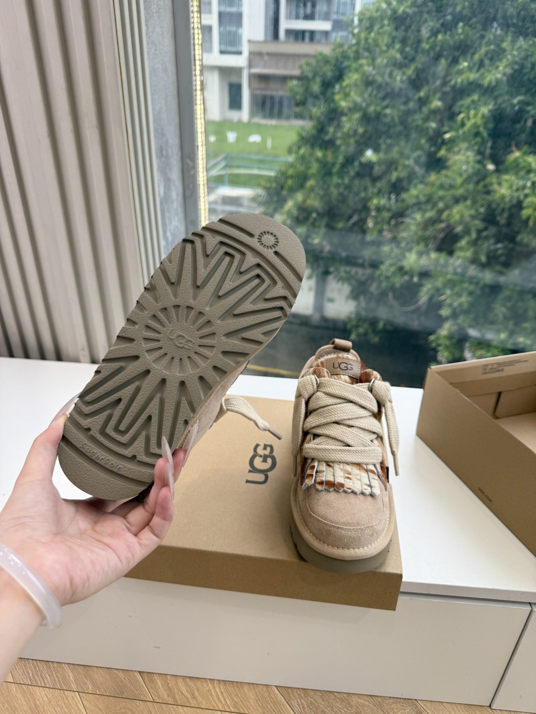 😀G127UGG顶级品质所见即所得UGG秋冬新款系列棉鞋雪地靴棉鞋作为的领军品牌，这双新款同样延续了其一贯的舒适理念，穿