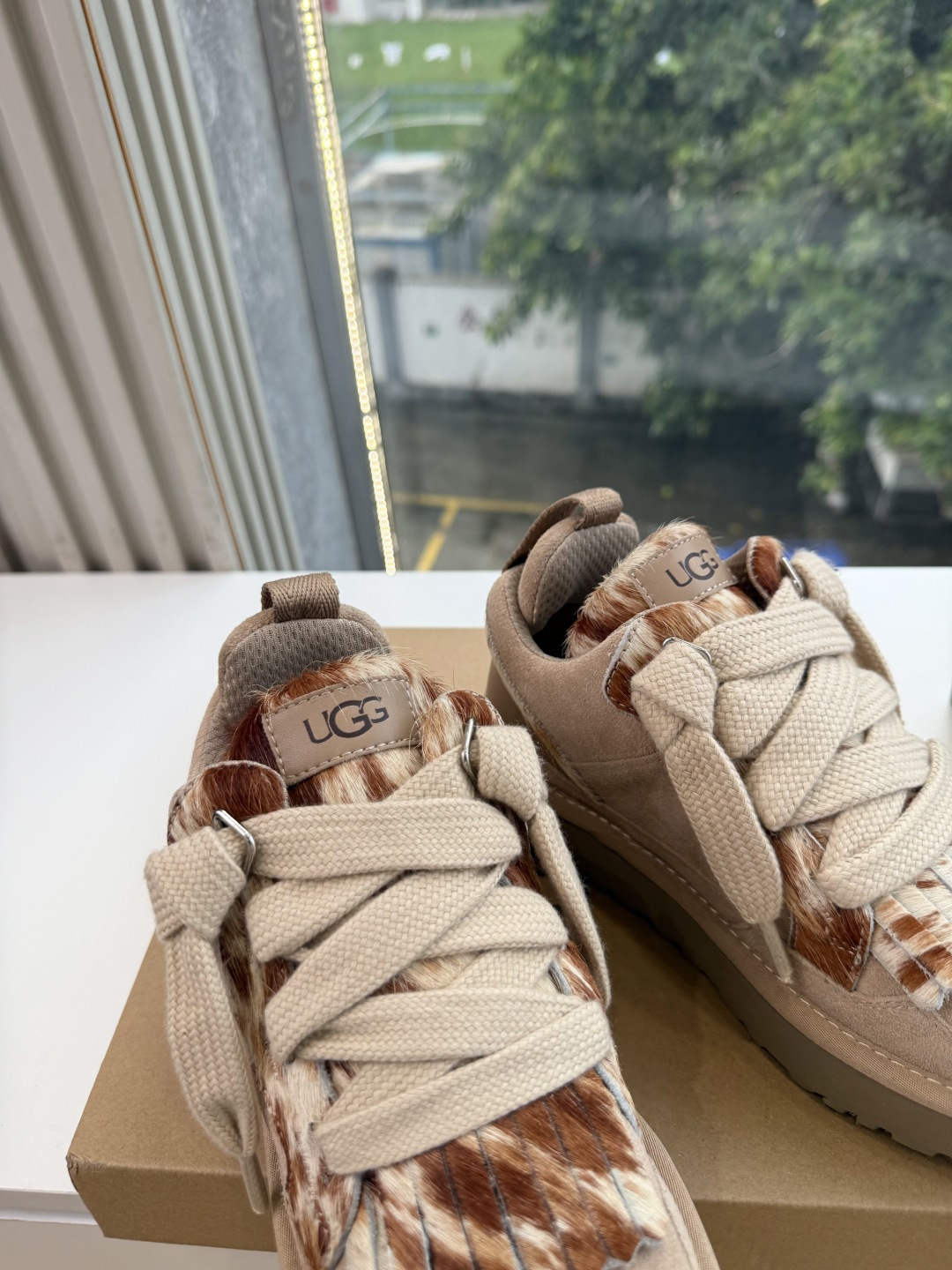 😀G127UGG顶级品质所见即所得UGG秋冬新款系列棉鞋雪地靴棉鞋作为的领军品牌，这双新款同样延续了其一贯的舒适理念，穿