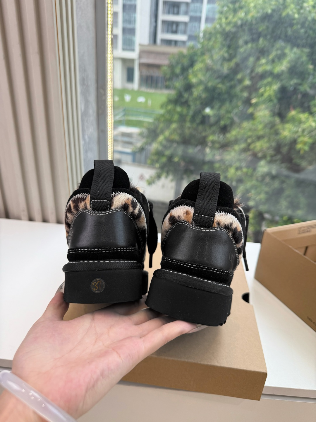 😀G127UGG顶级品质所见即所得UGG秋冬新款系列棉鞋雪地靴棉鞋作为的领军品牌，这双新款同样延续了其一贯的舒适理念，穿