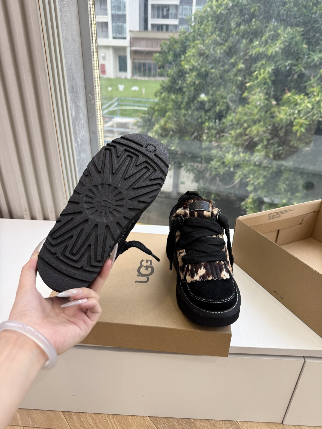 😀G127UGG顶级品质所见即所得UGG秋冬新款系列棉鞋雪地靴棉鞋作为的领军品牌，这双新款同样延续了其一贯的舒适理念，穿