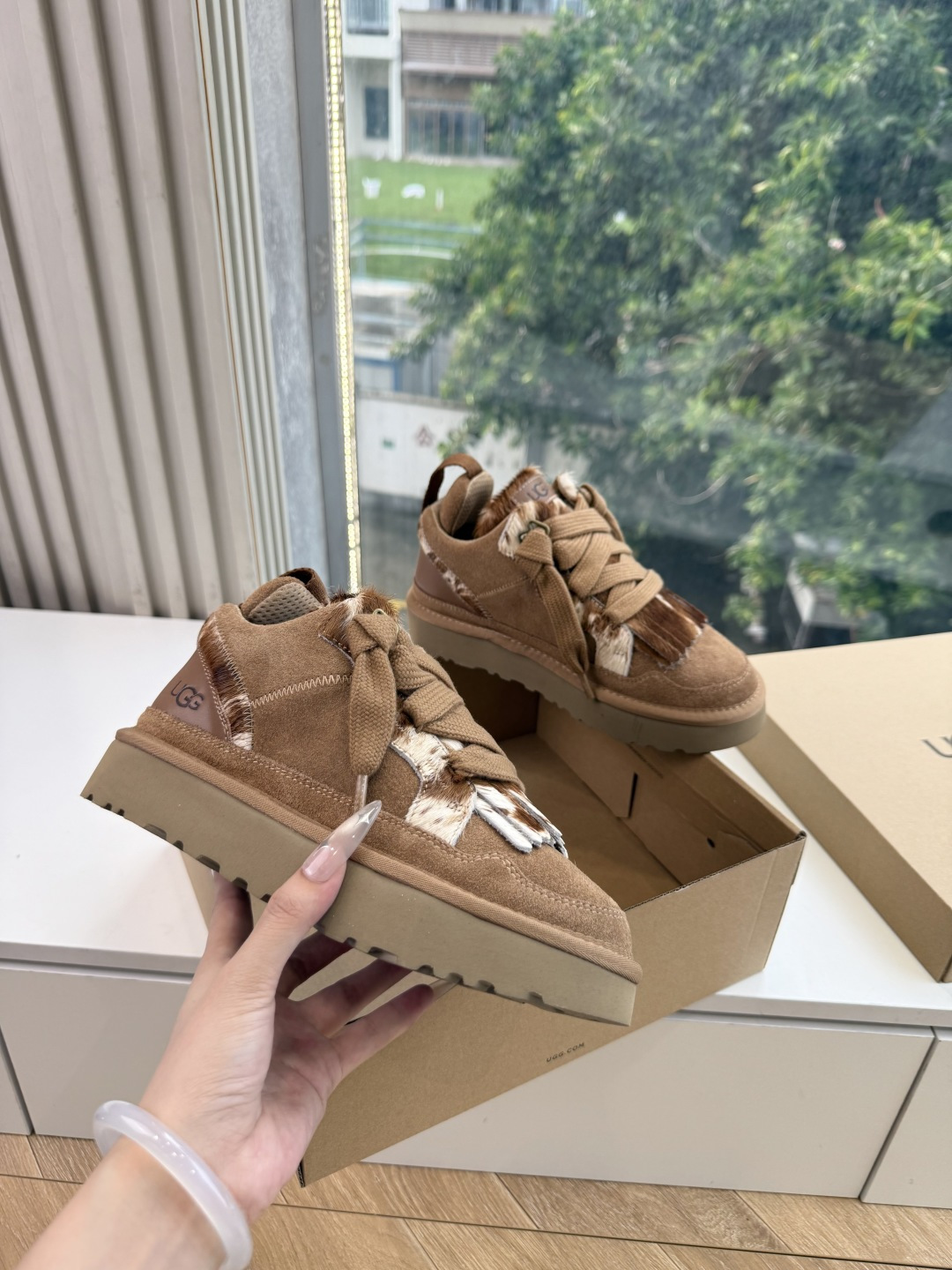 😀G127UGG顶级品质所见即所得UGG秋冬新款系列棉鞋雪地靴棉鞋作为的领军品牌，这双新款同样延续了其一贯的舒适理念，穿