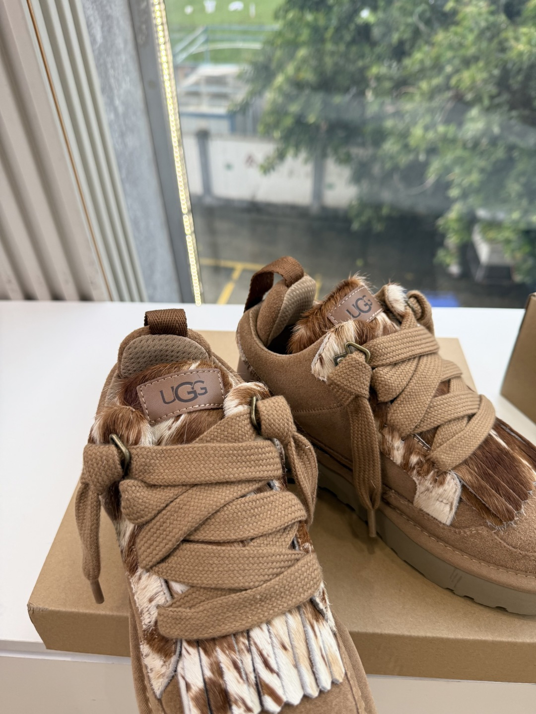 😀G127UGG顶级品质所见即所得UGG秋冬新款系列棉鞋雪地靴棉鞋作为的领军品牌，这双新款同样延续了其一贯的舒适理念，穿