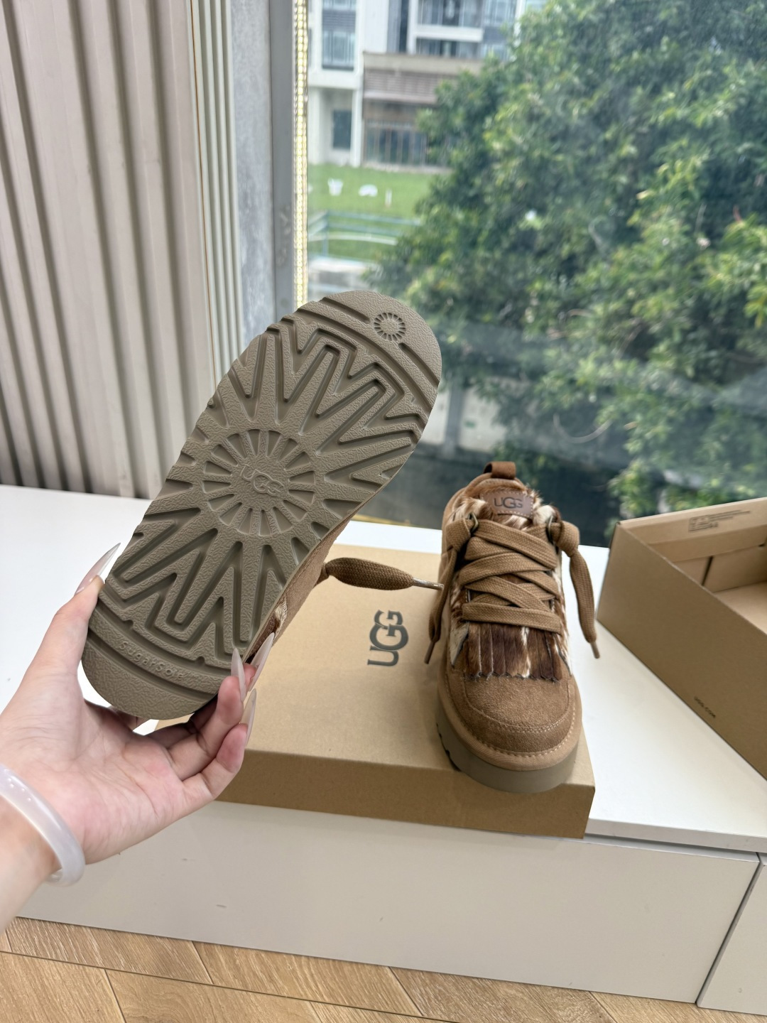 😀G127UGG顶级品质所见即所得UGG秋冬新款系列棉鞋雪地靴棉鞋作为的领军品牌，这双新款同样延续了其一贯的舒适理念，穿