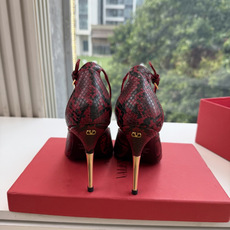 G289 VALENTINO华伦天奴凉鞋经典凉鞋春夏VLOGO SIGNATURE鞋型线条流畅.版型超赞上脚舒适.增高. G289 VALENTINO华伦天奴凉鞋经典凉鞋春夏VLOGO SIGNATURE鞋型线条流畅.版型超赞上脚舒适.增高.