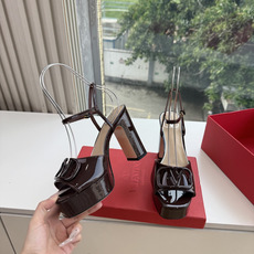 G289 VALENTINO华伦天奴凉鞋经典凉鞋春夏VLOGO SIGNATURE鞋型线条流畅.版型超赞上脚舒适.增高. G289 VALENTINO华伦天奴凉鞋经典凉鞋春夏VLOGO SIGNATURE鞋型线条流畅.版型超赞上脚舒适.增高.
