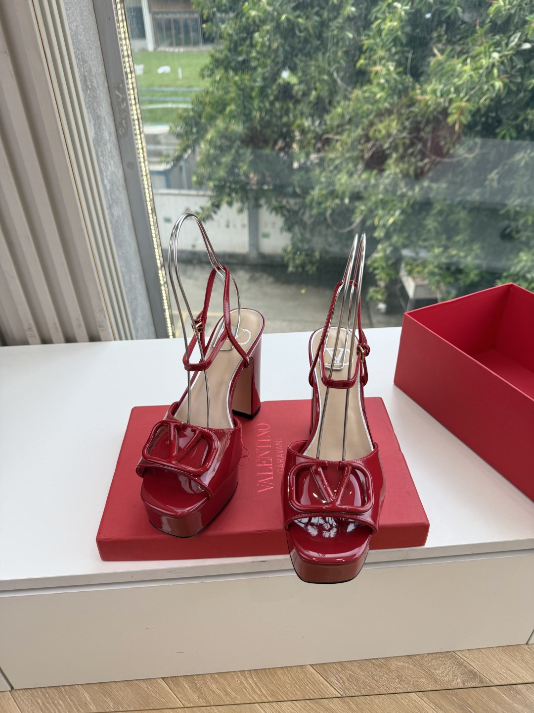 G289 VALENTINO华伦天奴凉鞋经典凉鞋春夏VLOGO SIGNATURE鞋型线条流畅.版型超赞上脚舒适.增高. G289 VALENTINO华伦天奴凉鞋经典凉鞋春夏VLOGO SIGNATURE鞋型线条流畅.版型超赞上脚舒适.增高.