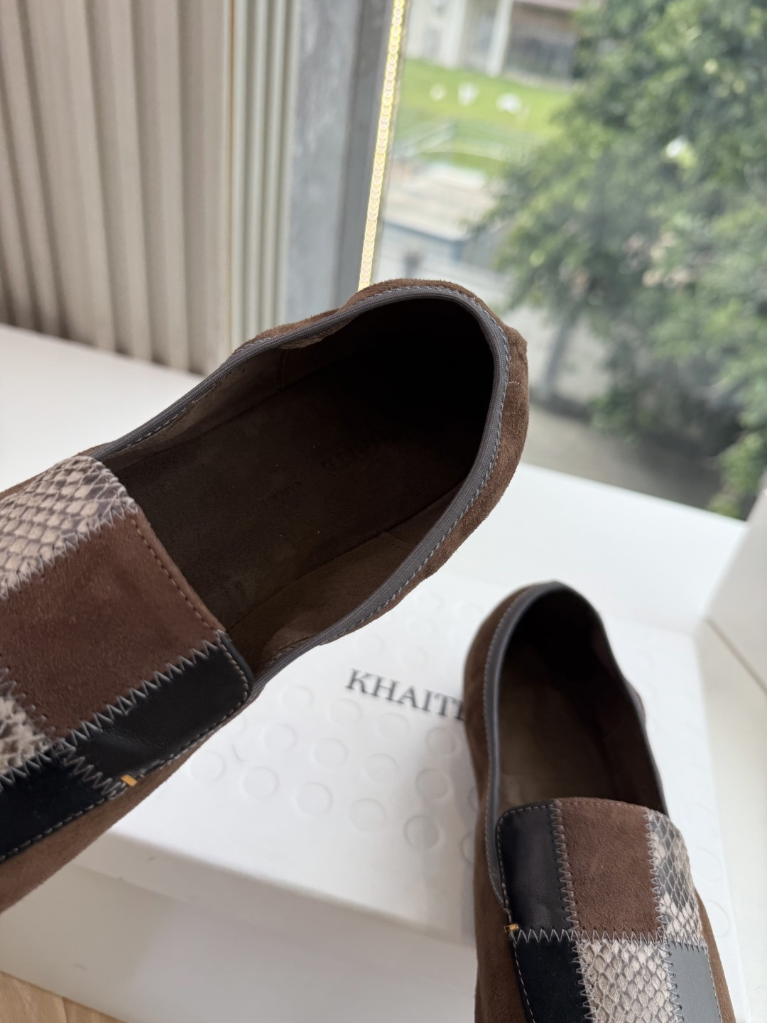 g213顶级品质Khait* 新品慵懒松弛重塑都市审美乐福鞋利落方头勾勒极简轮廓 低浅鞋口舒展足部线条 多样材质解锁穿搭 g213顶级品质Khait* 新品慵懒松弛重塑都市审美乐福鞋利落方头勾勒极简轮廓 低浅鞋口舒展足部线条 多样材质解锁穿搭